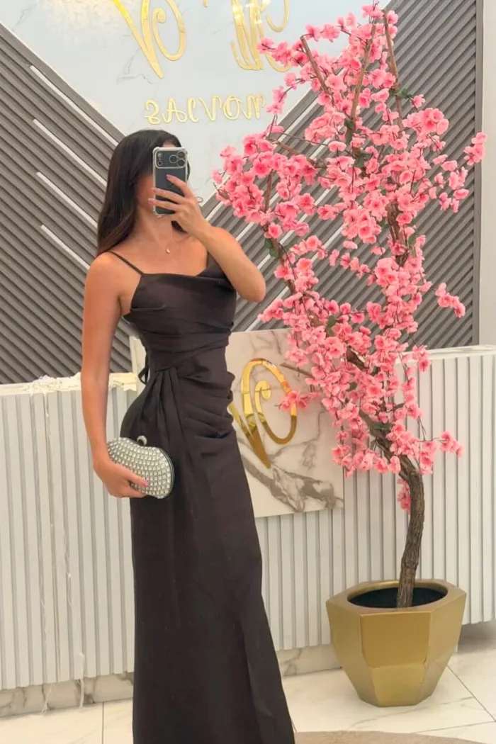 VESTIDO COLOR CAFÉ CON TIRANTES Y CORSET