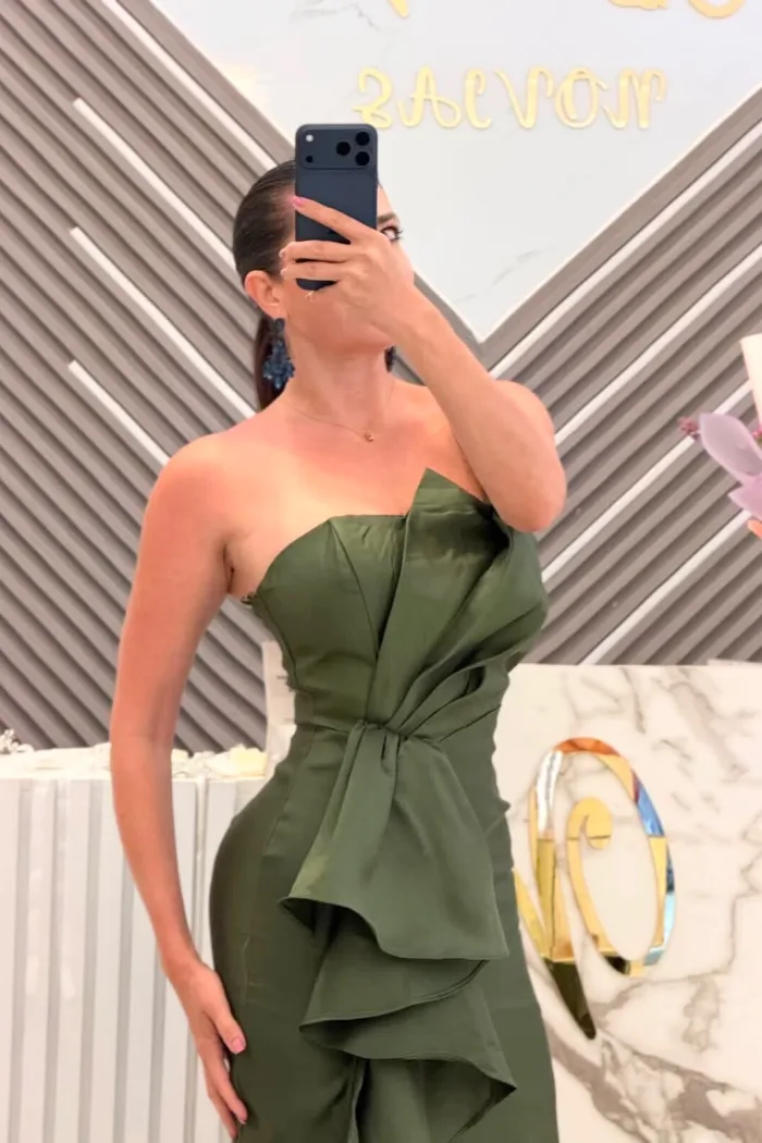 VESTIDO VERDE OLIVO STRAPLE CON OLANES