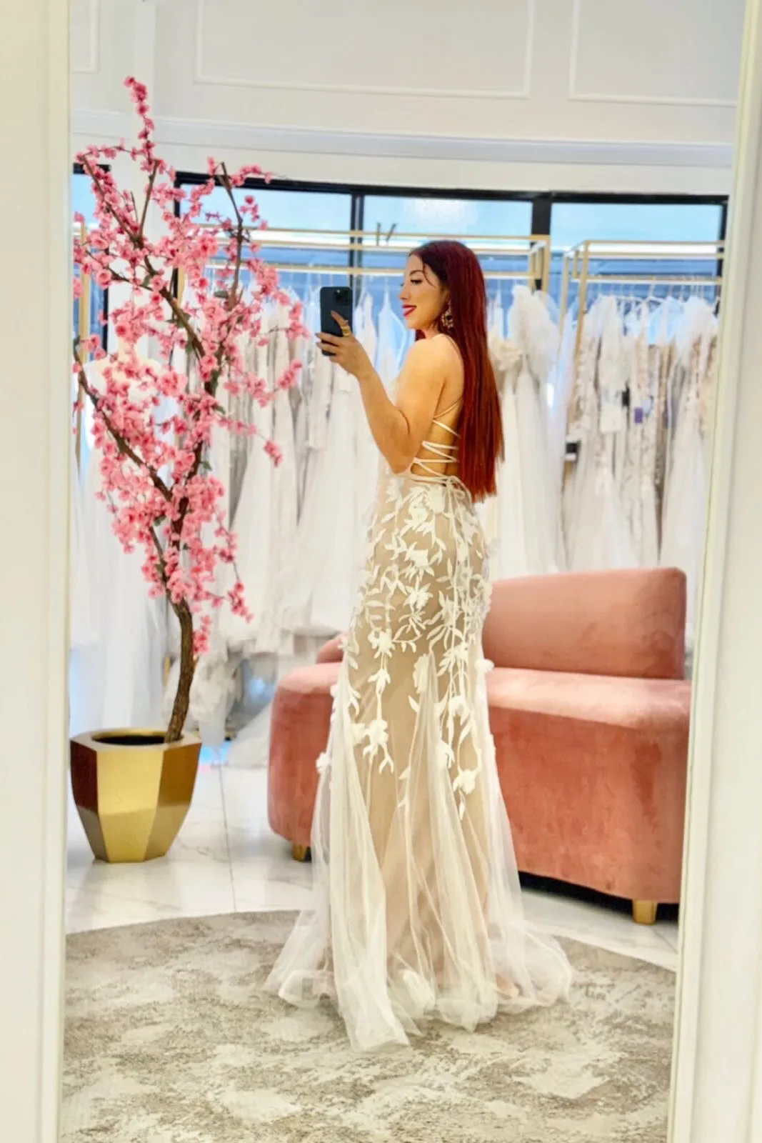 VESTIDO NOVIA CIVIL SIRENA FLORES 3D FONDO BEIG ESCOTE EN ESPALDA, vista 2