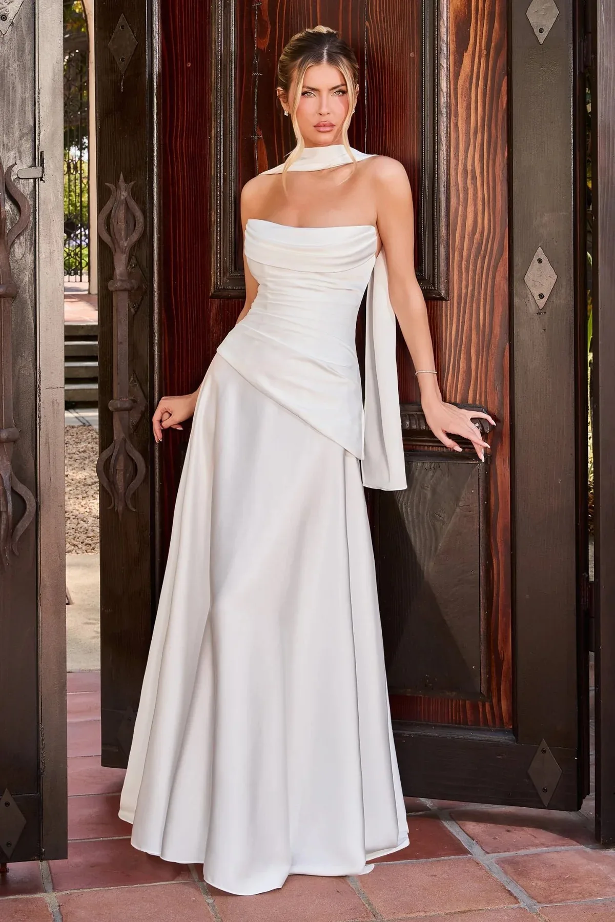 Vestido de novia blanco con cuello halter 7432W