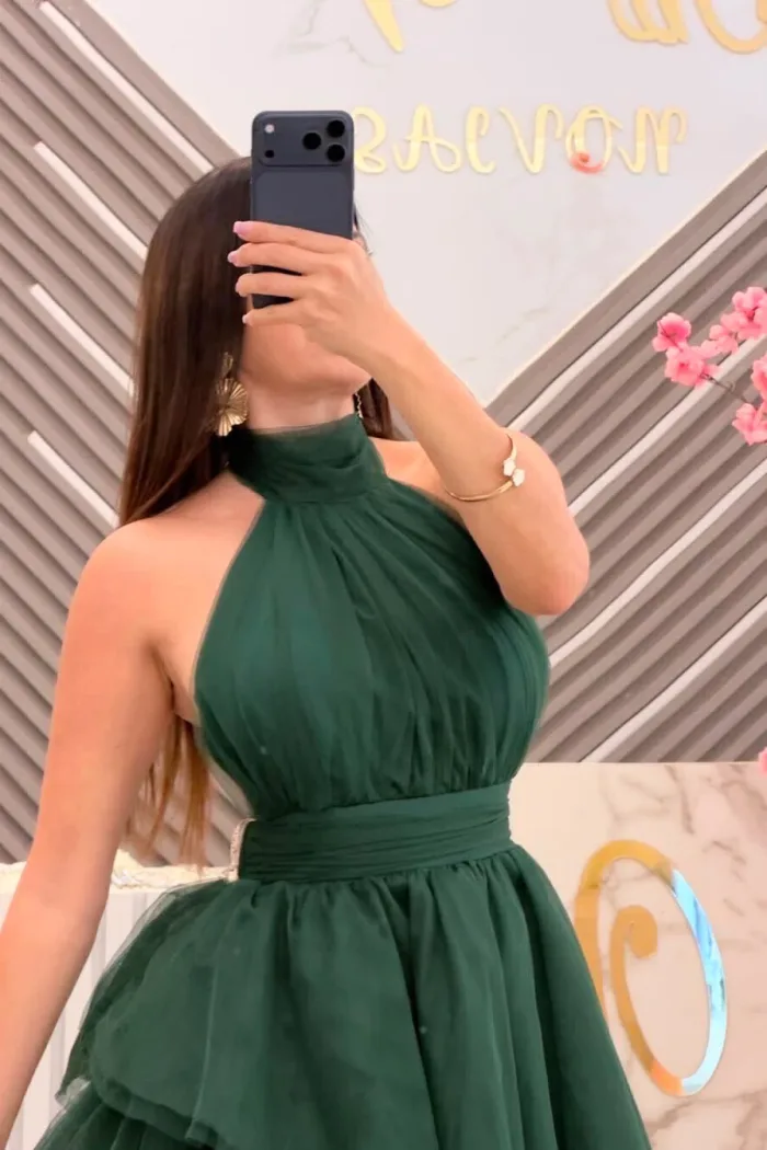 VESTIDO COLOR VERDE, DE TUL CON ESCOTE EN LA ESPALDA