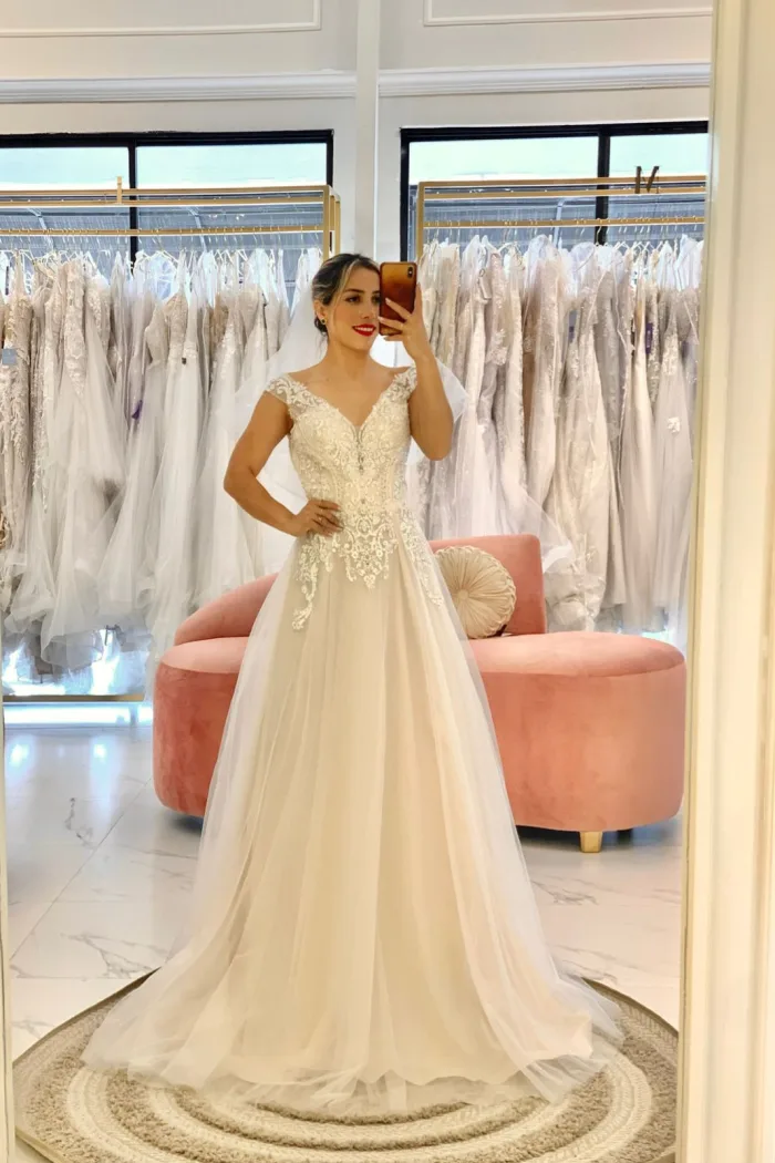 VESTIDO NOVIA CORTE A BORDADO ESCOTE EN V ÚLTIMO TALLA CHICO