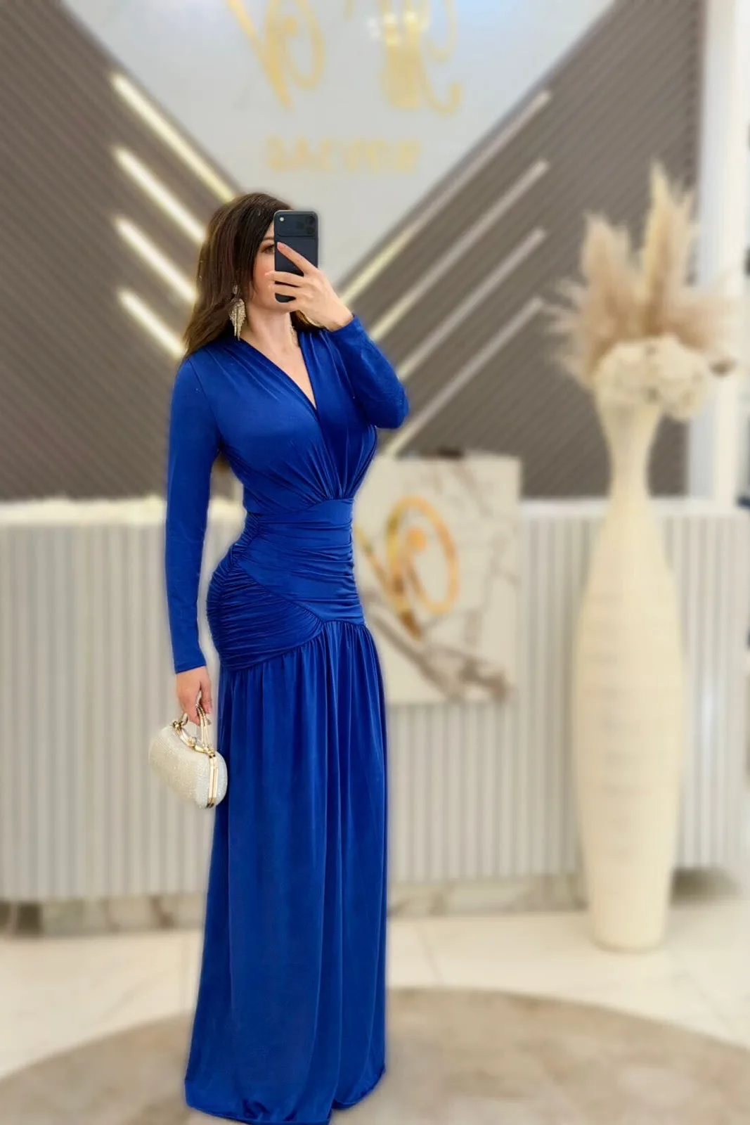 VESTIDO AZUL CON MANGAS Y ESCOTE