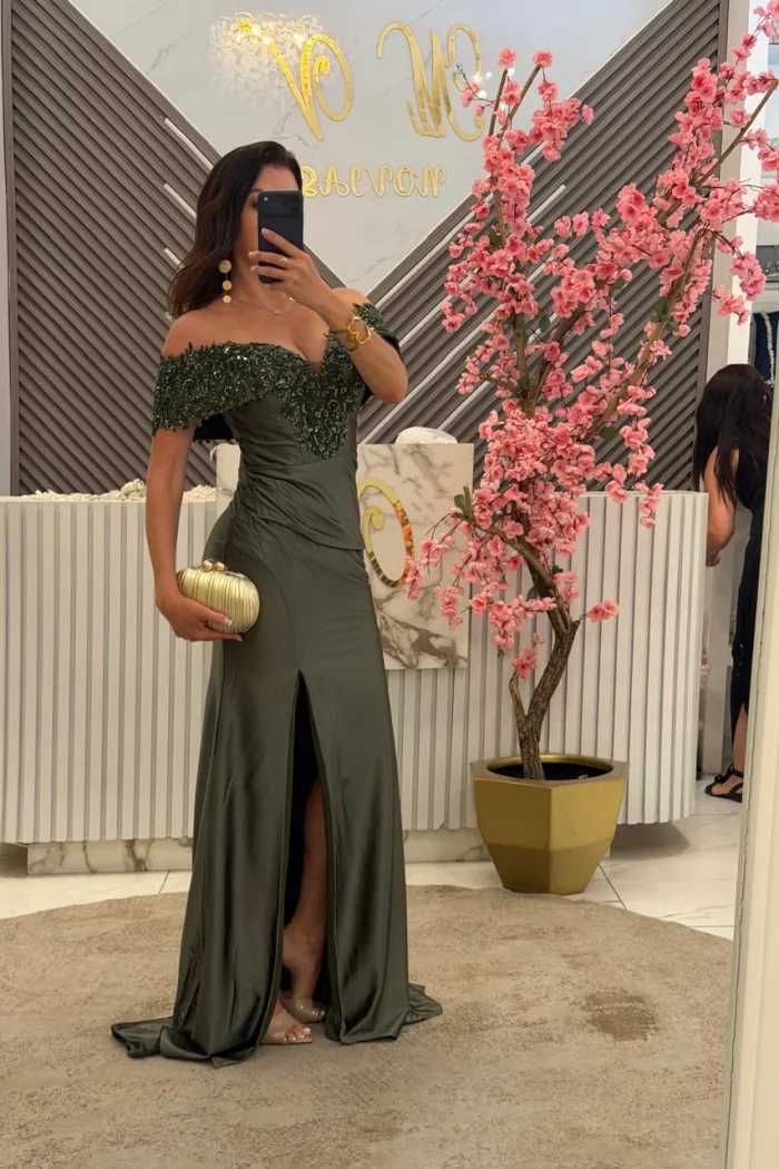 Vestido verde olivo  de fiesta, con los hombros descubiertos