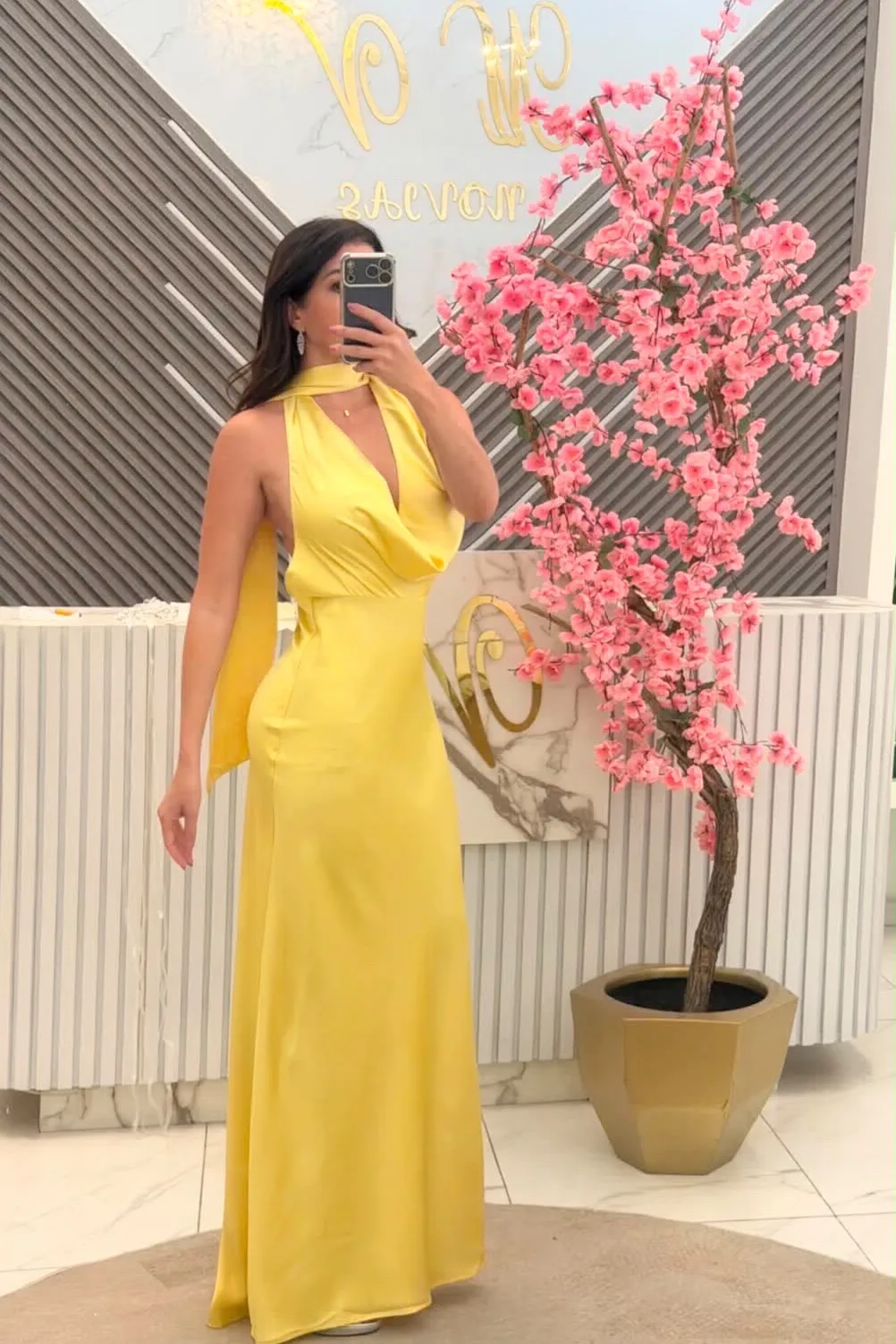 VESTIDO AMARILLO SATINADO CON ESCOTE EN ESPALDA, vista 2