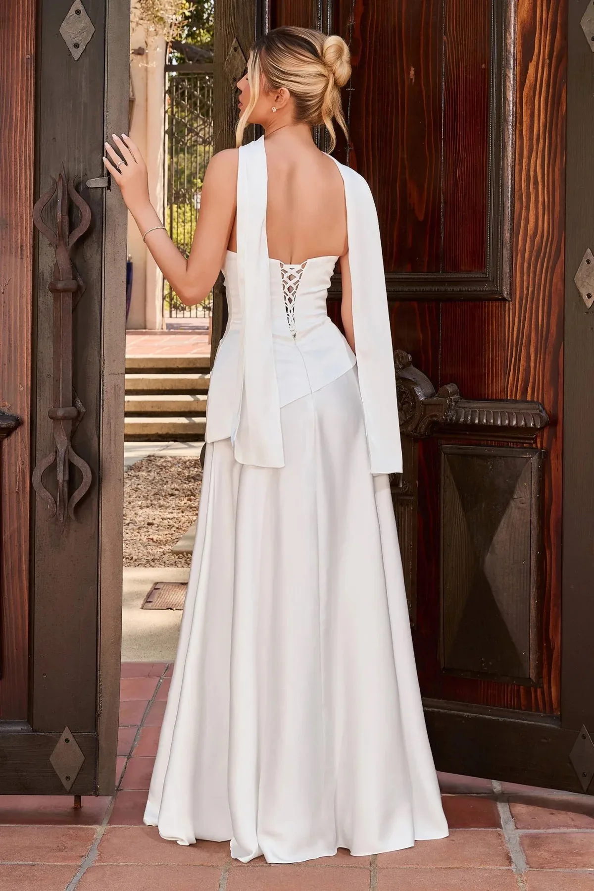 Vestido largo blanco con drapeado y cuello alto, vista 3