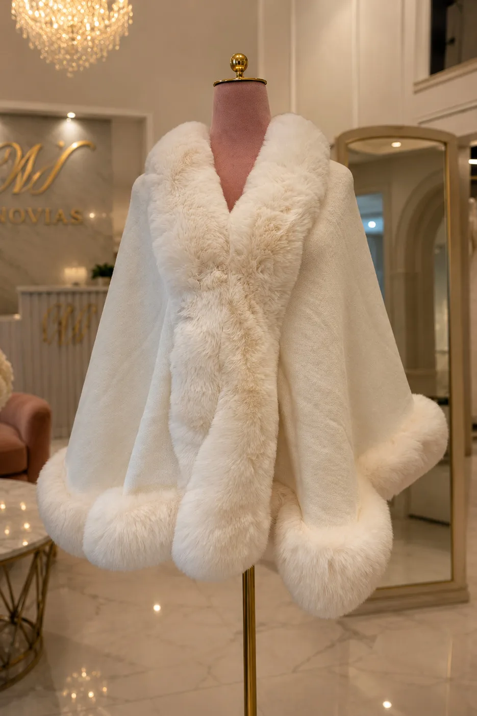Capa de novia blanca con ribete de pelo