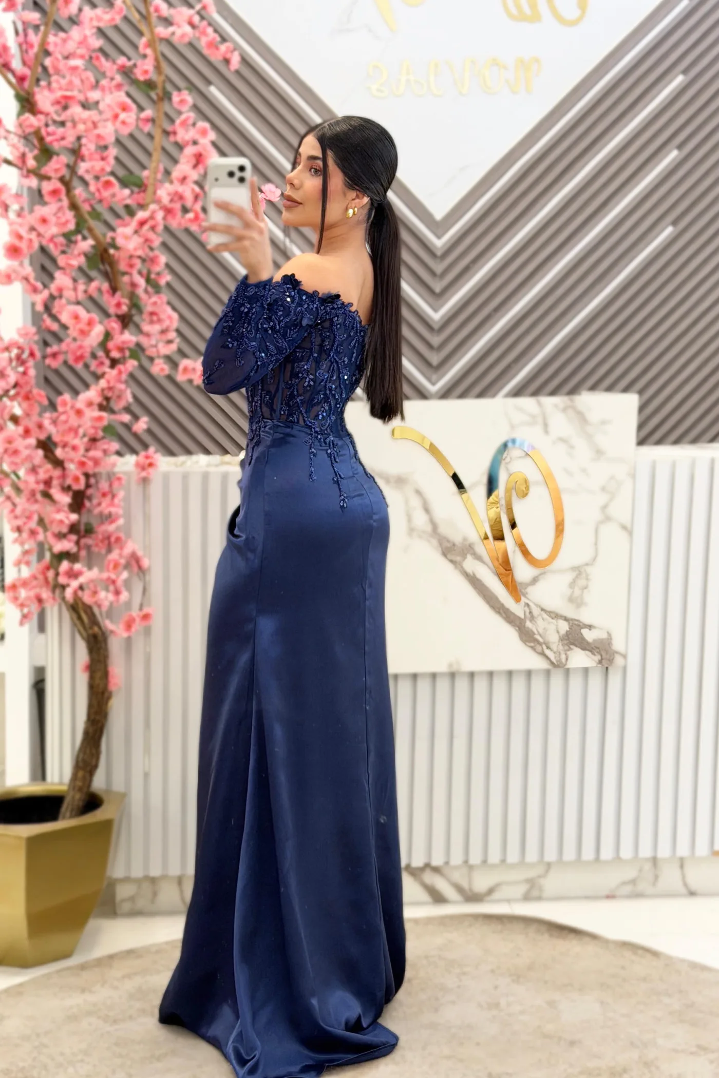 VESTIDO AZUL MARINO, CON MANGAS Y ABERTURA EN LA PIERNA, vista 2