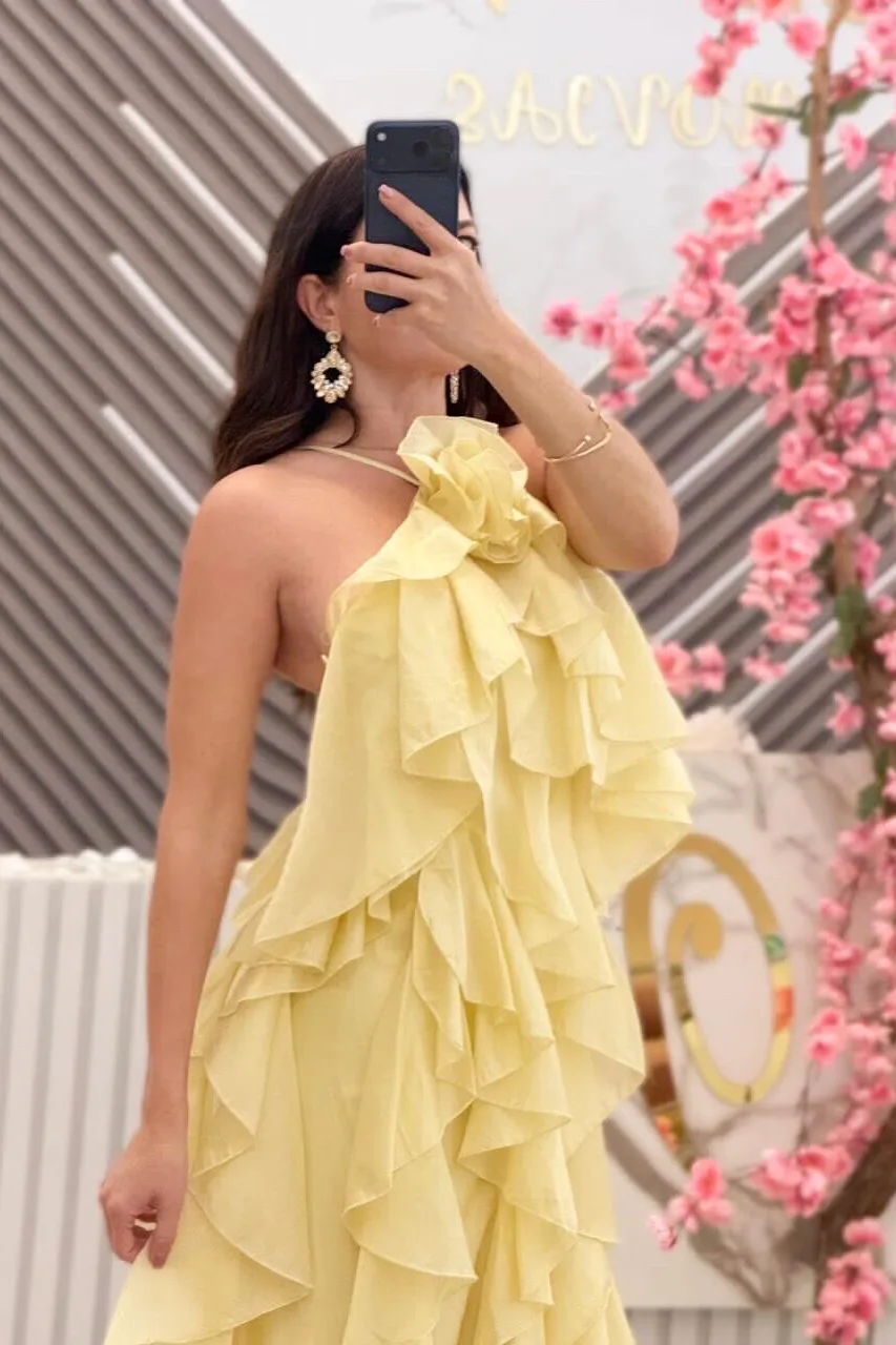 VESTIDO COLOR AMARILLO CON OLANES, HALTER, vista 2