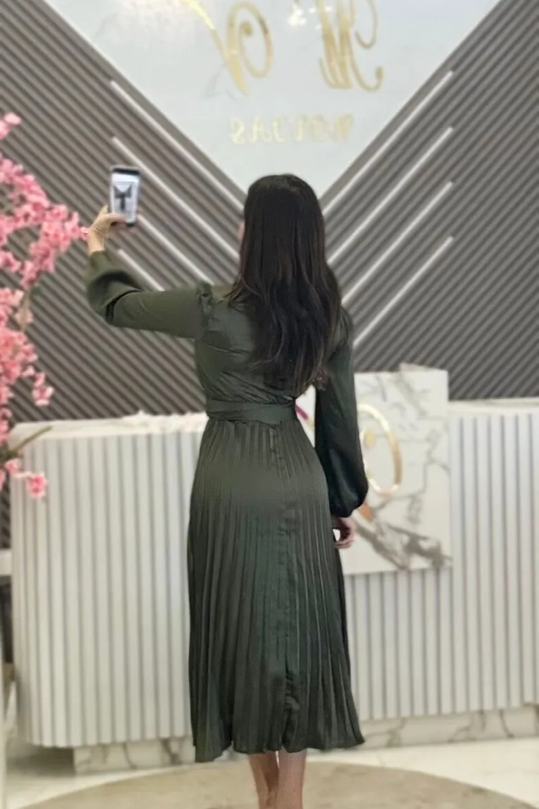 VESTIDO COLOR VERDE OLIVO, MIDI, CON MANGAS., vista 3