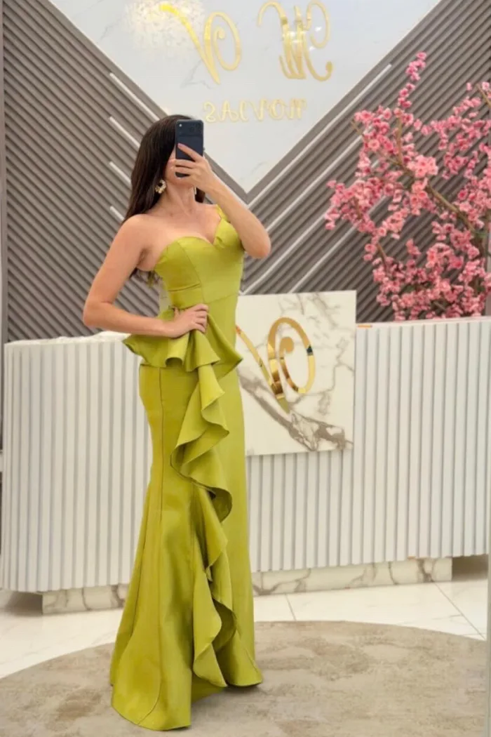 VESTIDO VERDE CON OLANES EN LA PIERNA