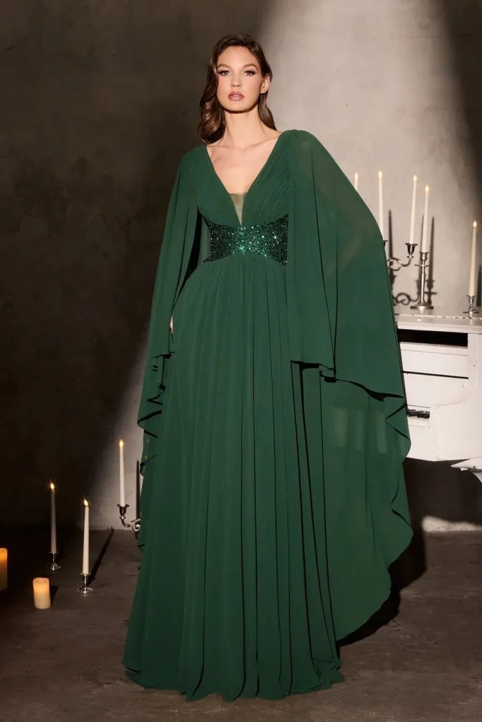 VESTIDO VERDE ESMERALDA CON MANGAS TIPO CAPA CM8244