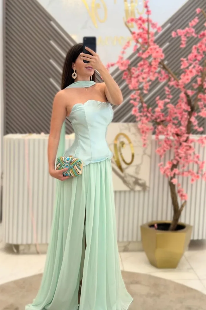 VESTIDO COLOR VERDE SAGE STRAPLE EN CORTE A