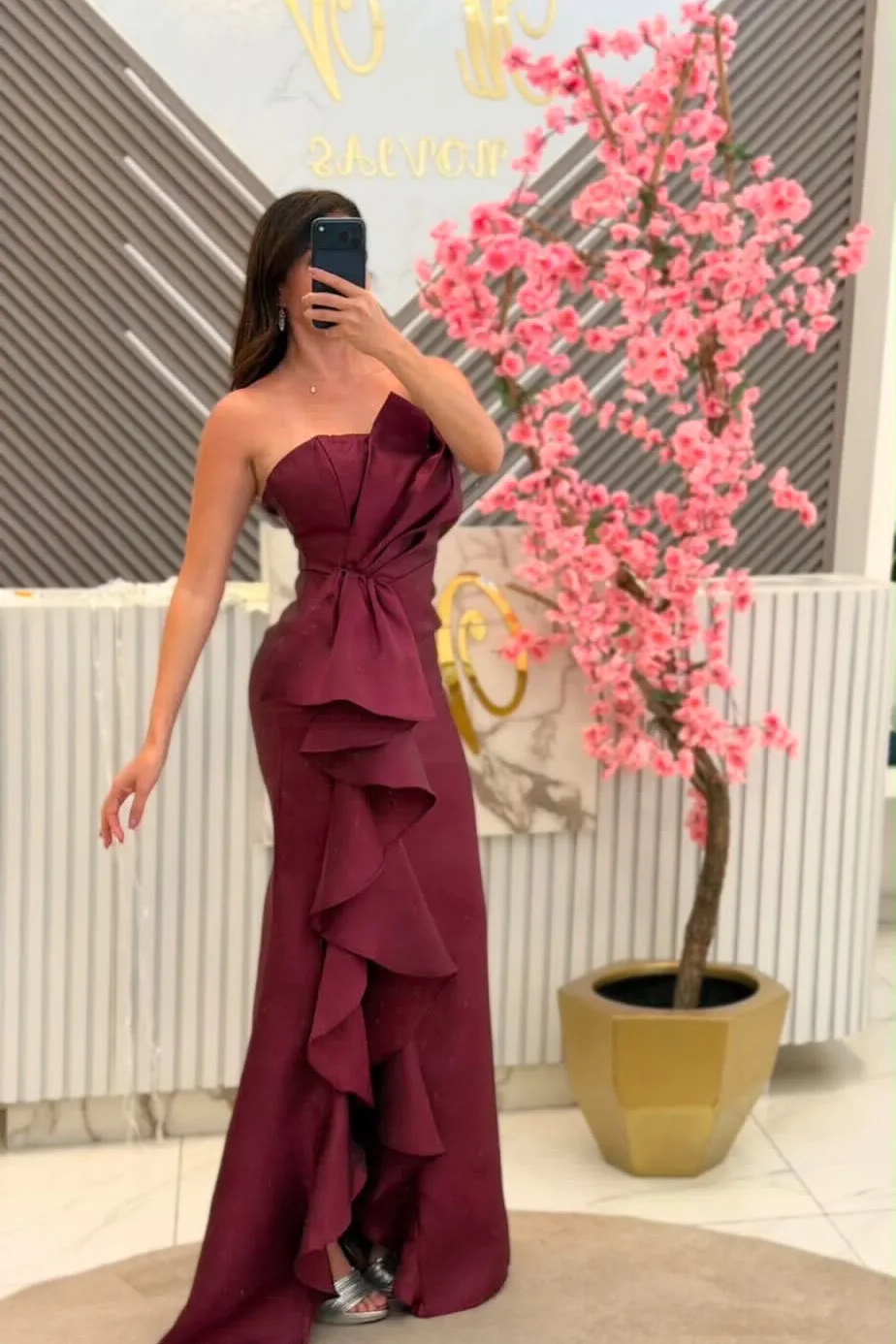 VESTIDO COLOR WINE, STRAPLE CON OLANES